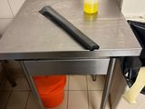 une table sur laquelle est posé un peigne, dans une salle de bains