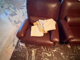 un fauteuil en cuir marron et un fauteuil inclinable marron dans un salon