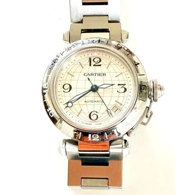 gros plan d'une montre-bracelet sur fond blanc