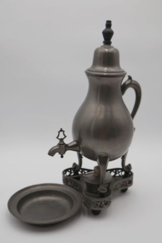 Samovar en étain avec socle, brûleur. Coupelle rapportée