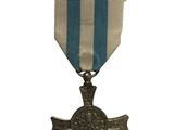 Gros plan sur une médaille ornée d'une croix
