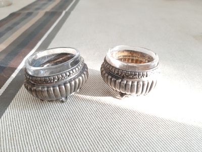 deux bagues posées sur une table