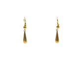 une paire de boucles d'oreilles pendantes en or sur fond blanc