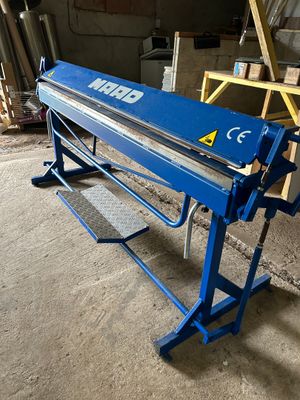 l'image d'une machine installée dans un garage