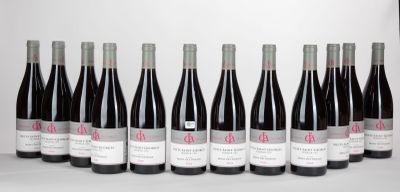 six bouteilles de vin rouge alignées sur une table