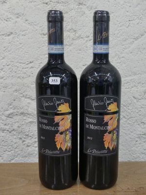 deux bouteilles de vin posées sur une table en bois
