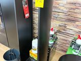 deux poubelles noires posées par terre l'une à côté de l'autre
