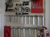 Il y a de nombreux outils accrochés au mur dans ce garage.