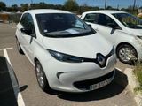 deux voitures blanches garées l'une à côté de l'autre sur un parking