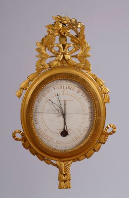 une horloge dorée accrochée à la façade d'un immeuble