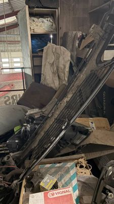 une pile d'objets hétéroclites dans un garage