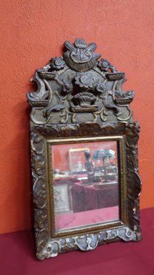 une photo d'un miroir posé sur une table