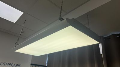 une photo d'un luminaire suspendu dans une chambre d'hôpital