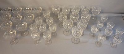 beaucoup de verres accrochés au mur