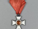 un gros plan d'une médaille entourée d'un ruban rouge