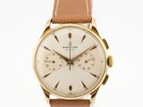 gros plan d'une montre sur une surface blanche
