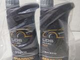deux bouteilles d'huile moteur posées sur un sac en plastique