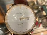 un gros plan d'une montre exposée dans une vitrine