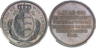 Gros plan sur une pièce de monnaie ornée d'une couronne