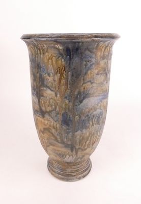 un vase posé sur une surface blanche