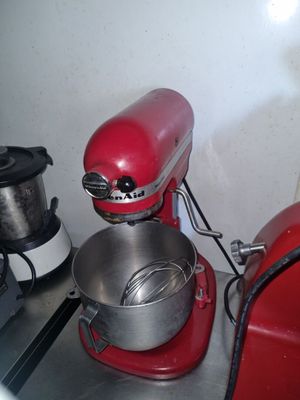 une photo d'une cuisine avec un batteur électrique et un mixeur