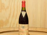 une bouteille de vin posée sur un tonneau