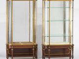 deux vitrines avec des étagères en verre de chaque côté