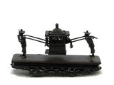 une horloge noire posée sur une table