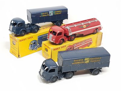 quatre camions miniatures et un camion dans une boîte