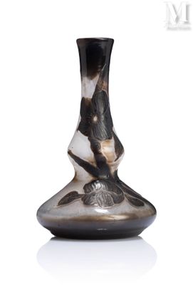 un vase noir et blanc posé sur une surface blanche