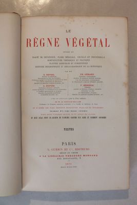 un livre ouvert posé sur une table blanche, avec un titre rouge et noir