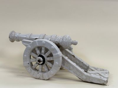 Canon miniature en faïence blanche (accidents, restauration …