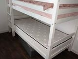 un lit superposé dans une petite chambre avec un parquet
