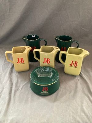 quatre pichets et un pichet portant les initiales « j b »