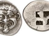 un gros plan d'une pièce de monnaie avec un visage dessus