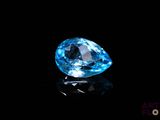 gros plan d'un diamant bleu sur une surface noire