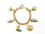 Gros plan sur un bracelet en or orné de breloques