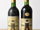 deux bouteilles de vin posées sur une table