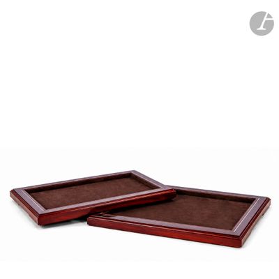 une paire de plateaux en bois sur fond blanc
