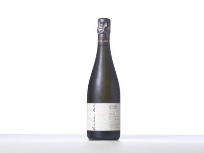 une bouteille de vin posée sur une table blanche