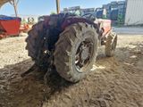 un tracteur garé dans la terre