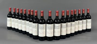 un groupe de bouteilles de vin posées sur une table