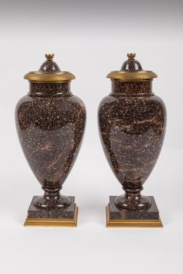 Deux vases couverts en porphyre formant pendant, les bases c…