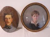 deux portraits encadrés représentant un homme et une femme en tenue militaire