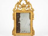 une image représentant un miroir doré posé sur une table