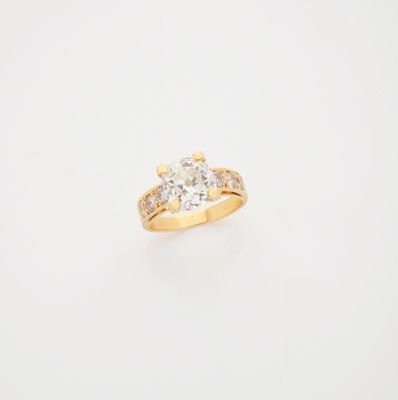 bague de fiançailles en or jaune ornée d'un diamant rond de taille brillant