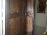 une grande armoire en bois dans le coin d'une pièce