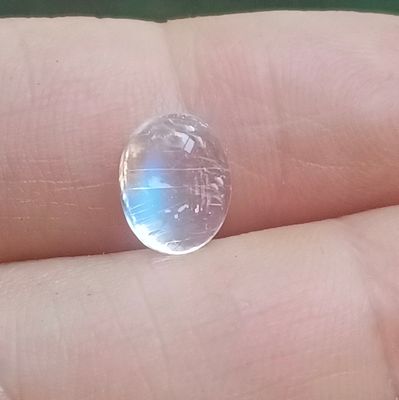 une personne tenant un objet en verre transparent dans la main