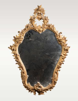 une image d'un miroir avec un cadre doré sur un fond blanc