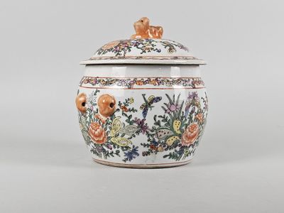 une image représentant un pot en porcelaine chinoise orné de fleurs et d'oiseaux